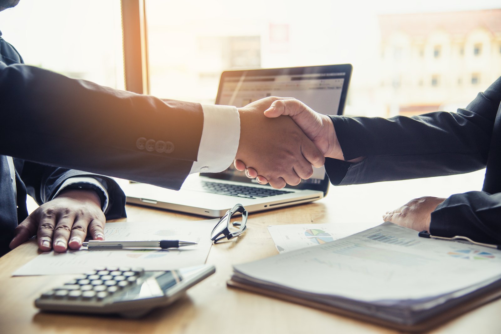 30863992_handshake-between-joint-venture-businessmen-after-good-managemen handshake-between-joint-venture-businessmen-after-good-M&A